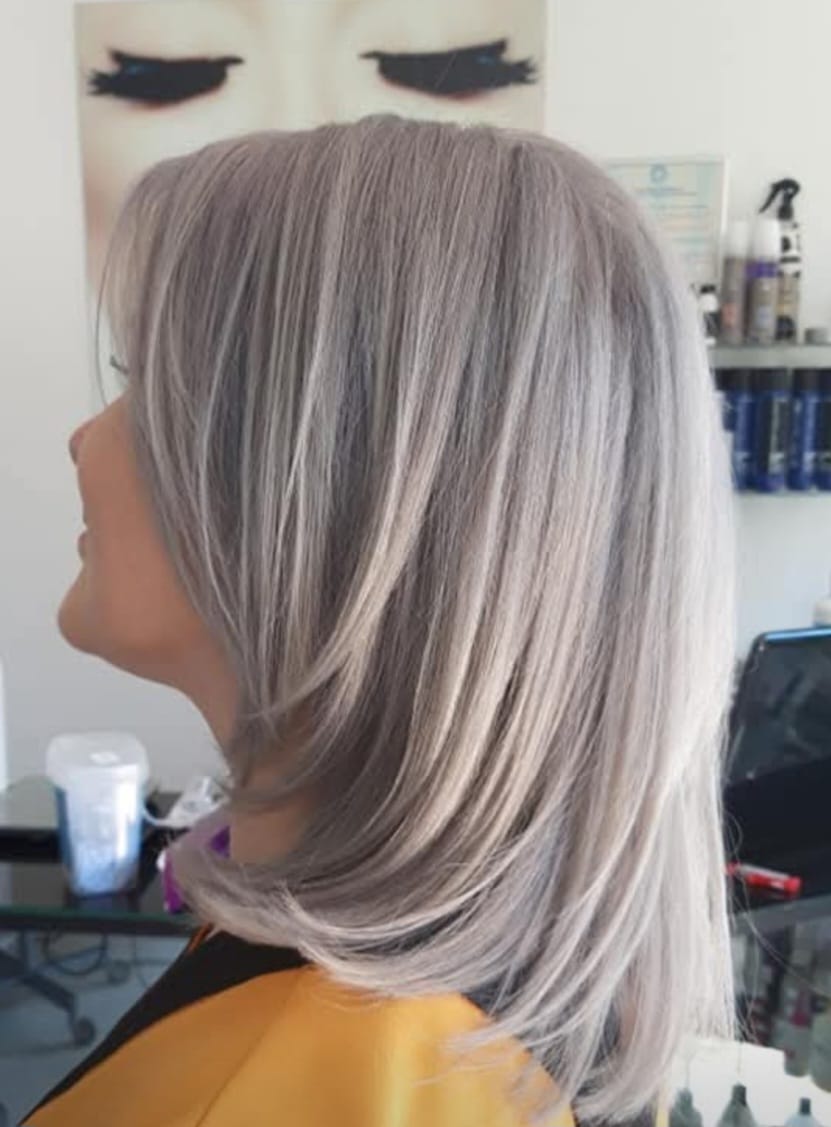 Blond cenușiu tuns în straturi