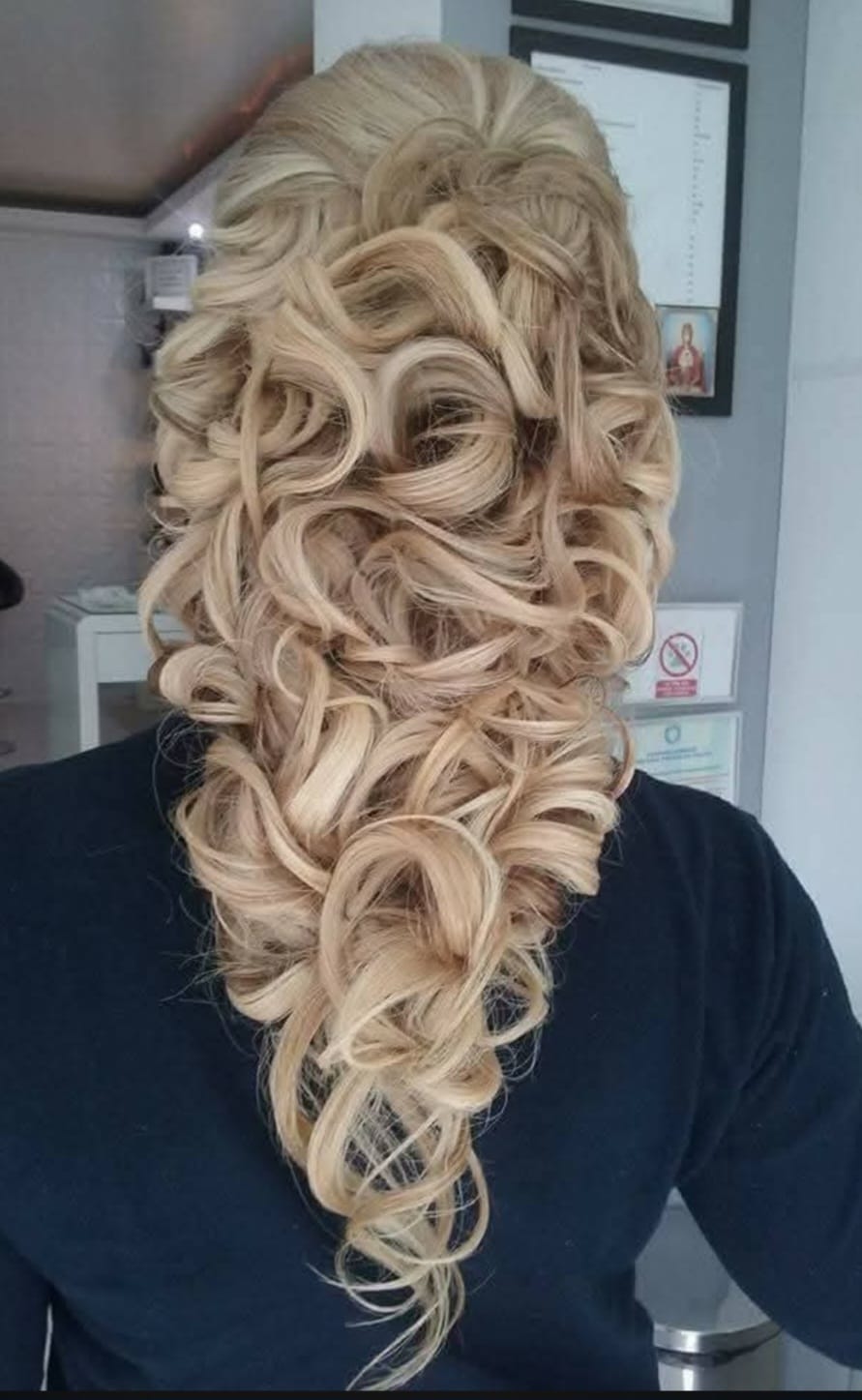 Bucle lungi blonde, coafură de ocazie