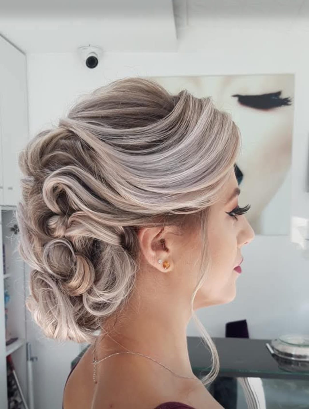 Coafură de ocazie, păr blond prins elegant