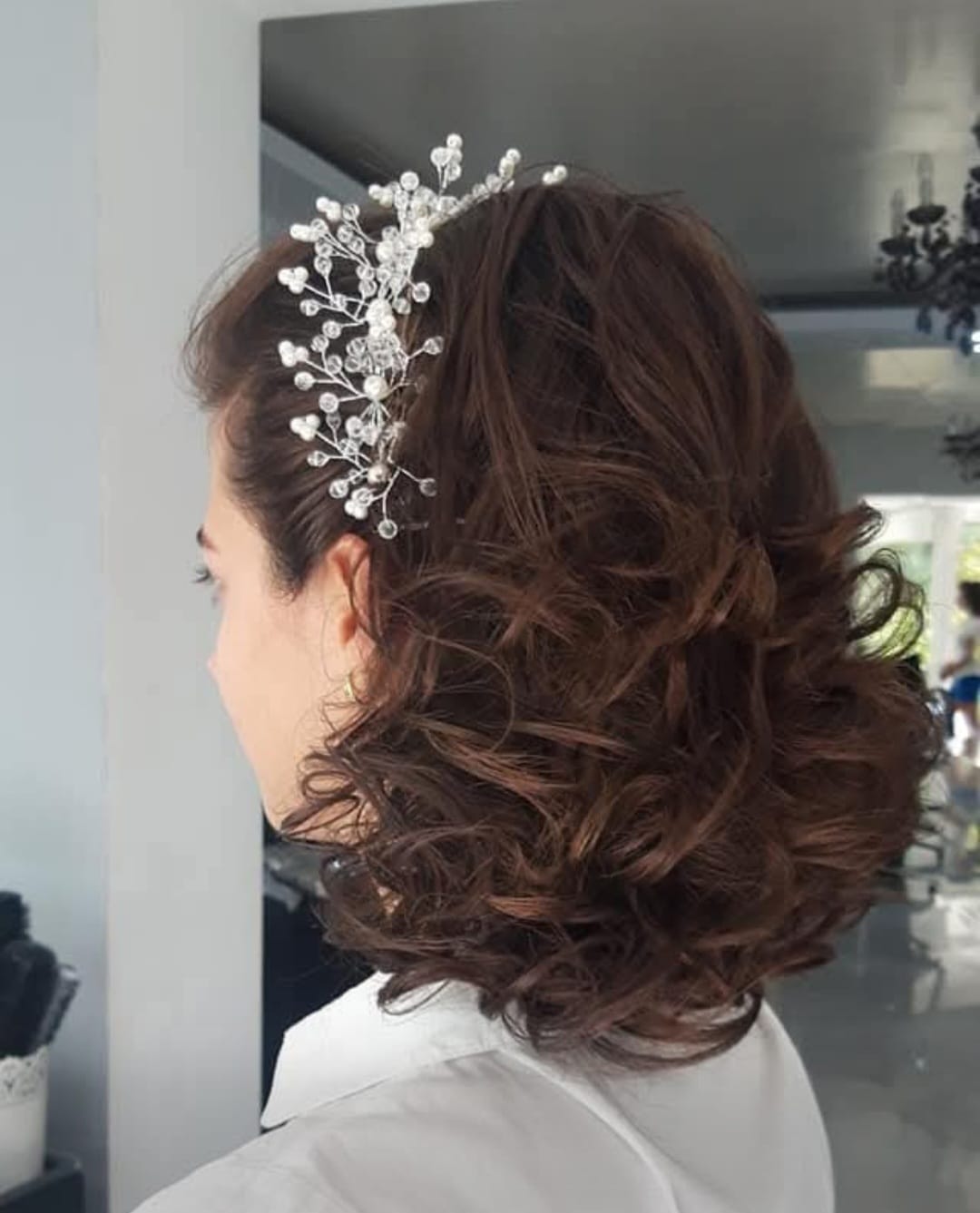 Coafură de mireasă cu accesoriu cu perle